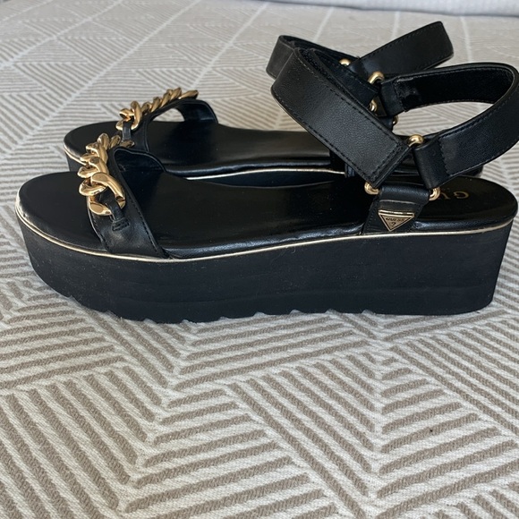 Guess black leather chunky platform sandals gold curb chain toe accent size 9 - Picture 2 of 11